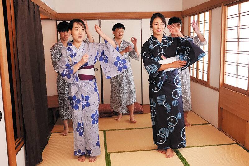 【熟女AV】納涼堕ちる浴衣妻 夏祭り盆踊りの稽古中…地元の助平な殿方達の黒光りする極太巨根をぶちこまれて… 小早川怜子｜40代の色気が刺さる一本