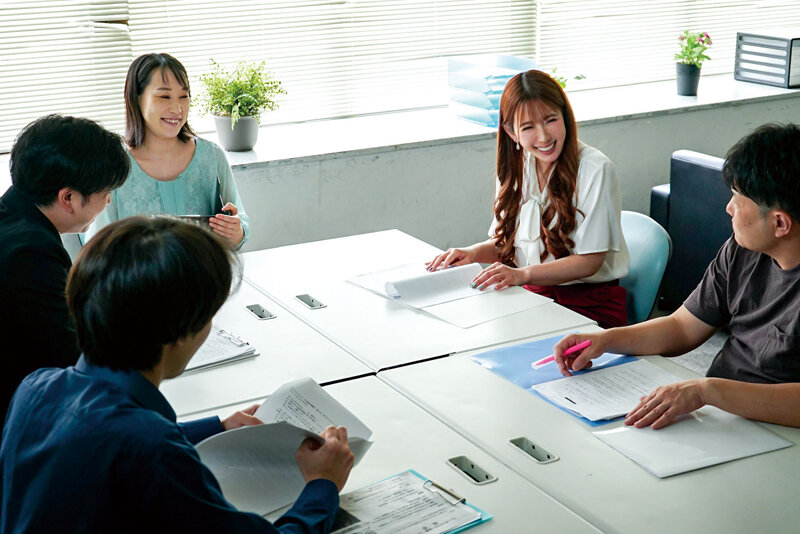【熟女AV】人妻PTA会長 保護者の男女が集う会合で巻き起こる…。子供には絶対内緒の淫らな背徳デカチン不倫 波多野結衣｜30代の色気が刺さる一本