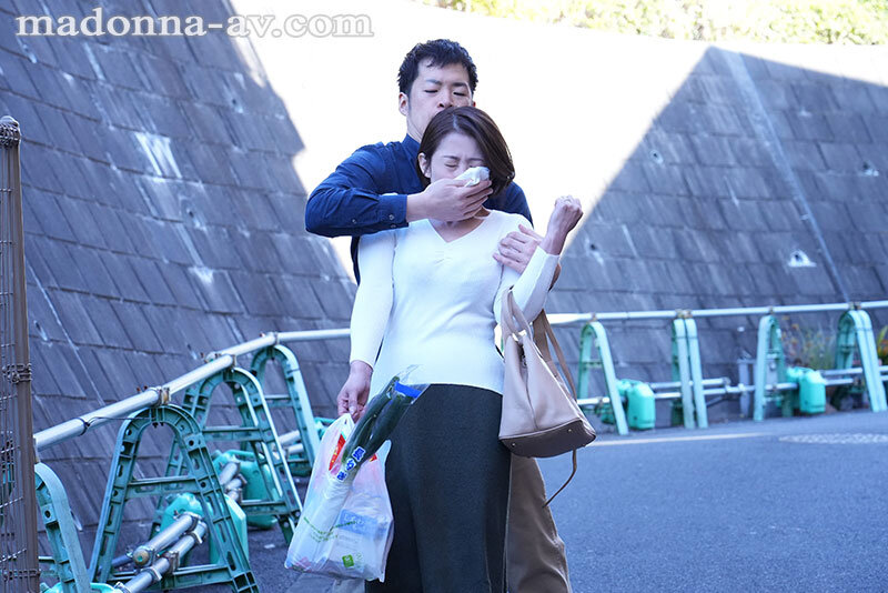 【熟女AV】人妻を拘束椅子に放置して2時間…唾液だらだらのイグイグ変態女に育った話。 友田真希｜50代の色気が刺さる一本